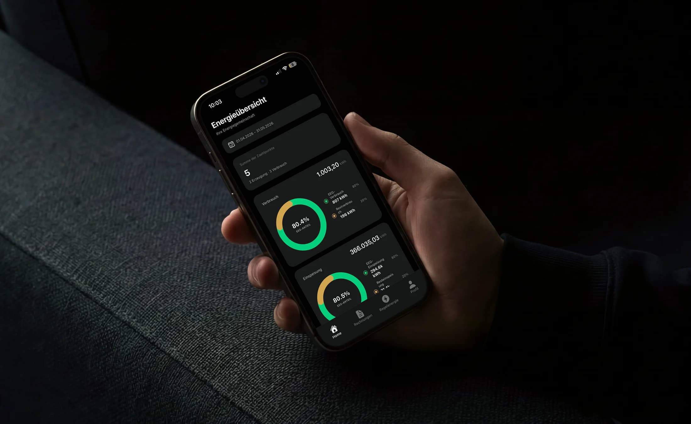 Person hält ein Smartphone mit der Energieübersicht der BillWise App